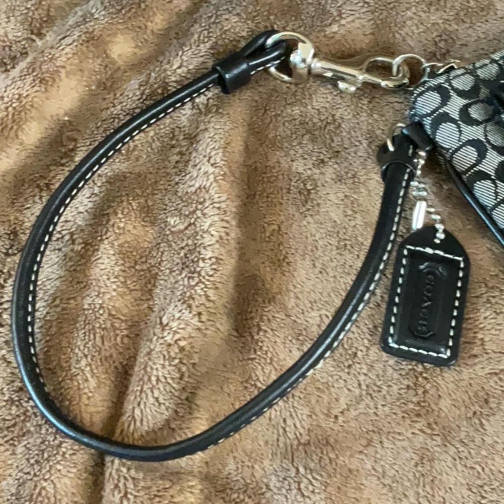 Vintage COACH Large Wristlet - Picture 8 of 8